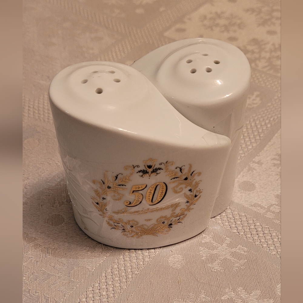 💚50th Anniversary White Nesting Salt and Pepper Shakers